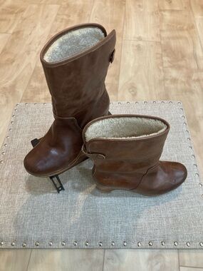 UGG Lynnea Leather Clog Boots